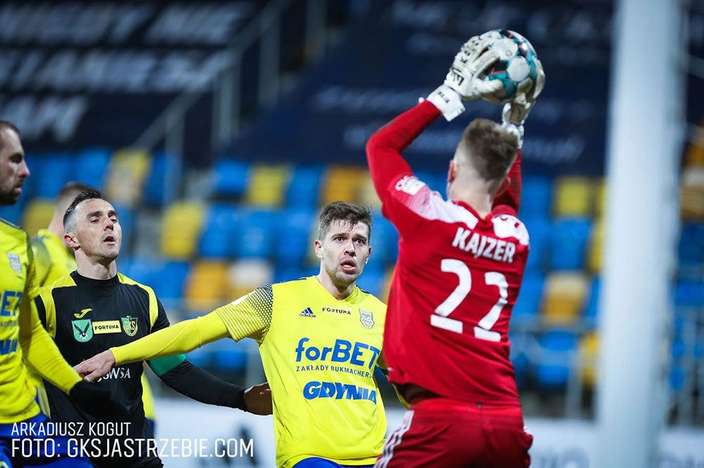 Przedstawia bramkarza Arki, który łapie piłkę. Fot. Arkadiusz Kogut - GKS Jastrzębie