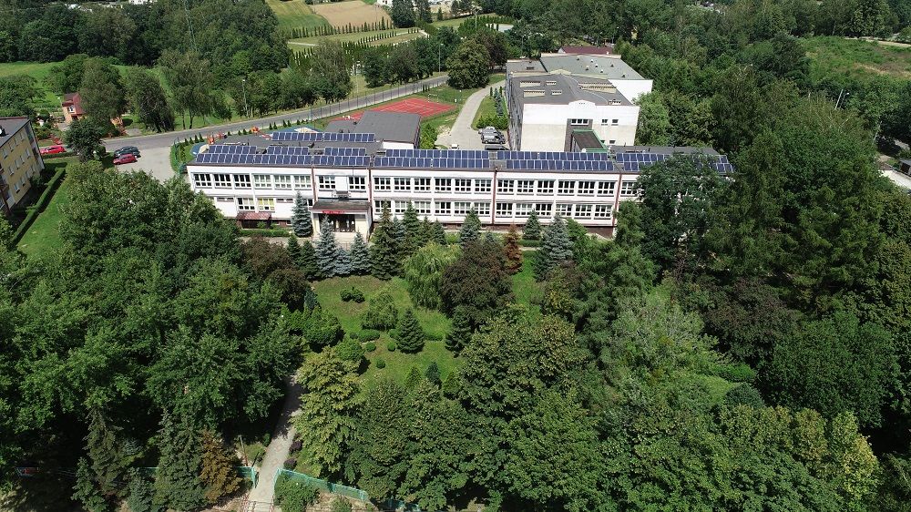 Dach szkoły na którym położone są panele fotowoltaiczne