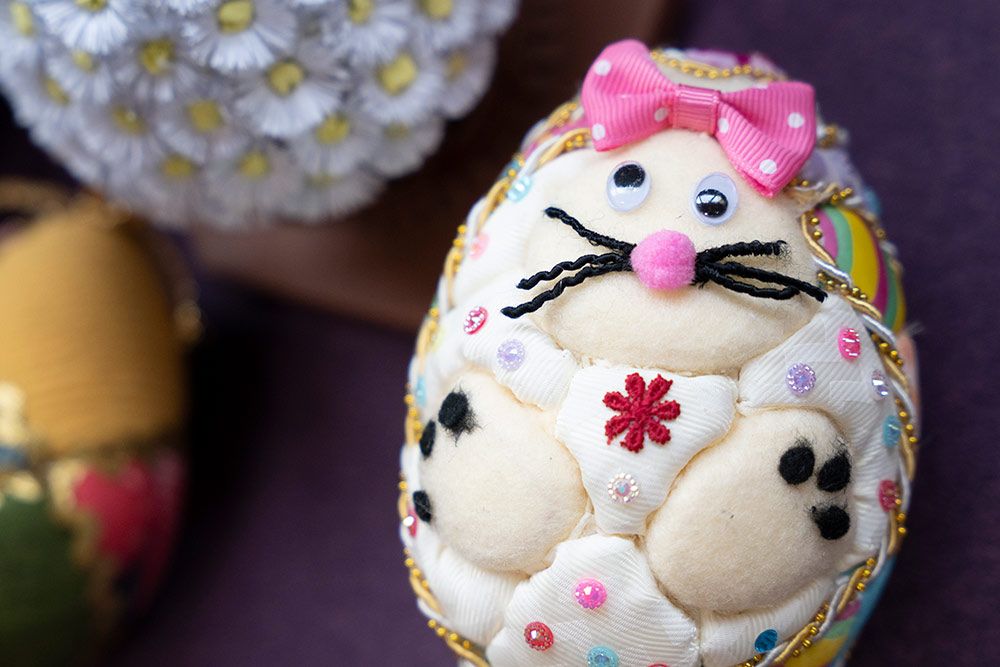 Pisanka z wyklejonym, przestrzennym zajączkiem.