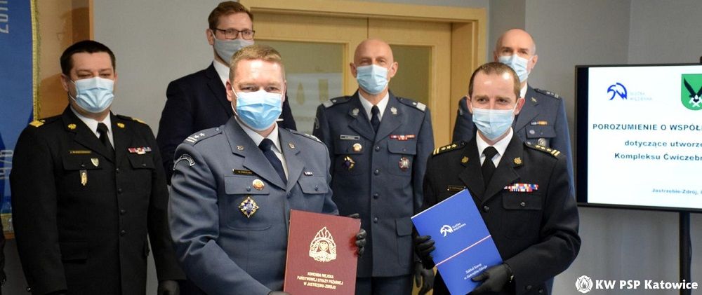 st. bryg. Wojciech Piechaczek, komendanta PSP w Jastrzębiu-Zdroju, oraz podpułkownika Wojciech Emerling, dyrektor jastrzębskiego Zakładu Karnego, sekretarz stanu w Ministerstwie Sprawiedliwości Michał Woś, zastępca dyrektora generalnego Służby Więziennej gen. Andrzej Leńczuk, i śląski komendant wojewódzki PSP nadbryg. Jacek Kleszczewski.