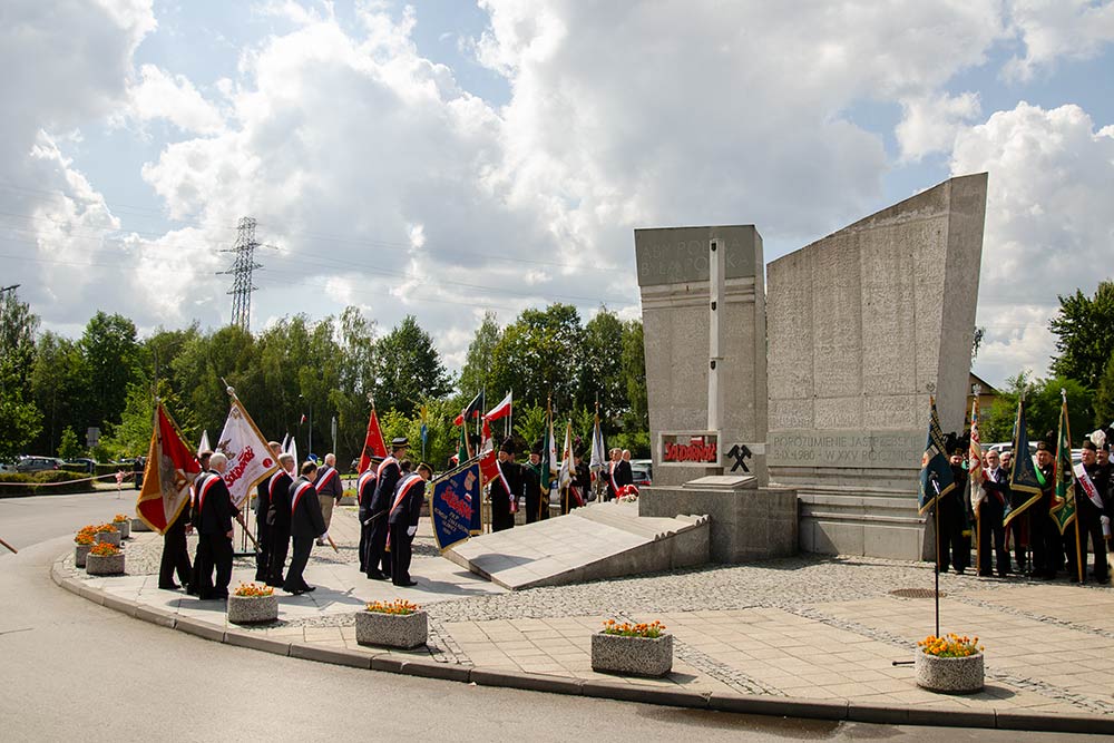 Zdjęcie z obchodów rocznicy porzumienia jastrzębskiego - moment skłądania kwiatów pod pomnikiem