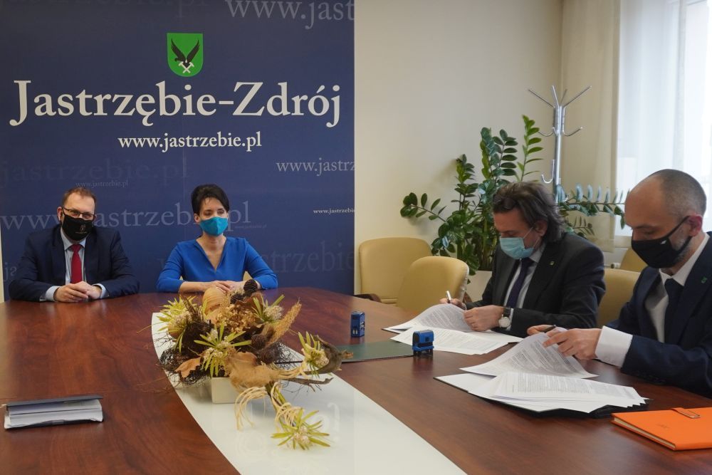 Na zdjęciu prezydent Anna Hetman, wiceprezydent Roman Foksowicz i przestawiciele TBS-u podpisują umowę