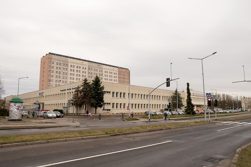 Przedstawia szpital - widok zza alei Jana Pawła II.