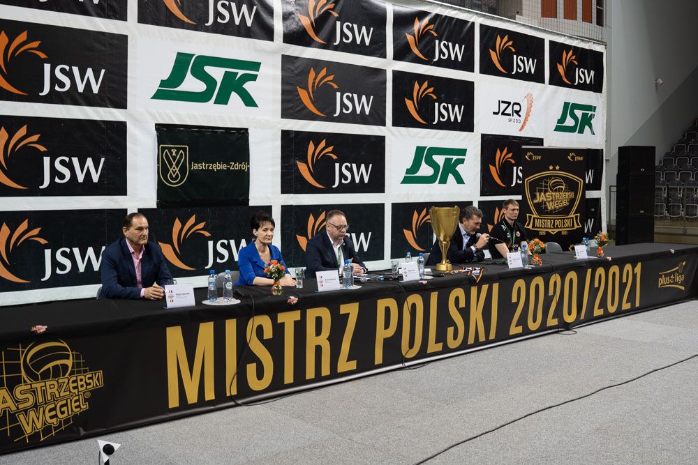 Przedstawia gości konferencji - Piotra Szeredę, Annę Hetman, Adama Gorola, Andreę Gardiniego oraz Jurija Gladyra.