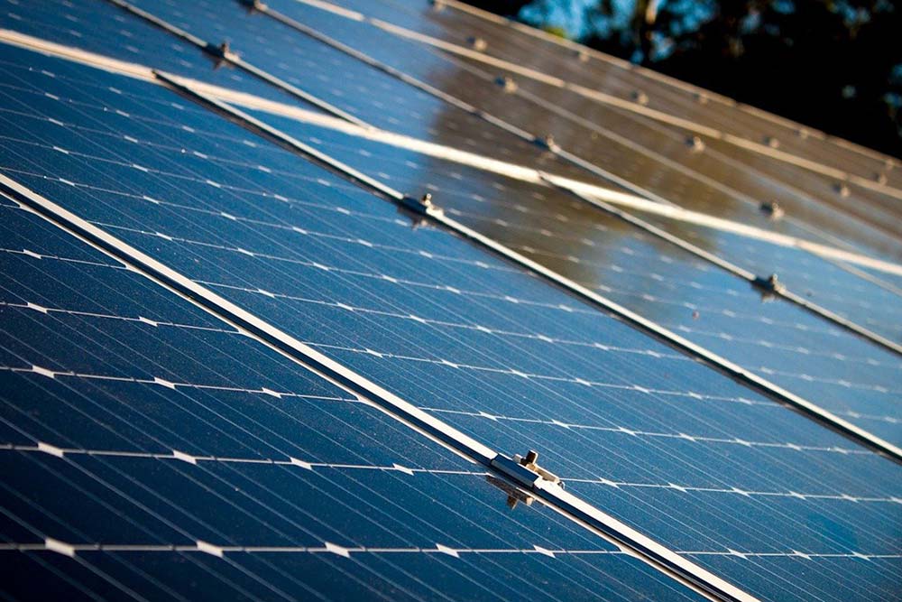 Przedstawia panele fotowoltaiczne z bliska.