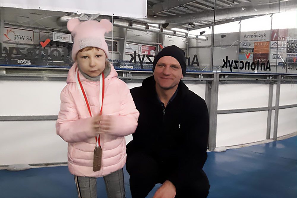 Leszek Laszkiewicz przekazuje medal Blance Trawnickiej