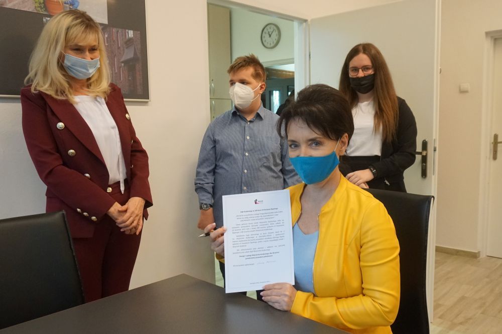 Prezydent Anna Hetman, uczniowie i nauczyciele Zespołu Szkół nr 2