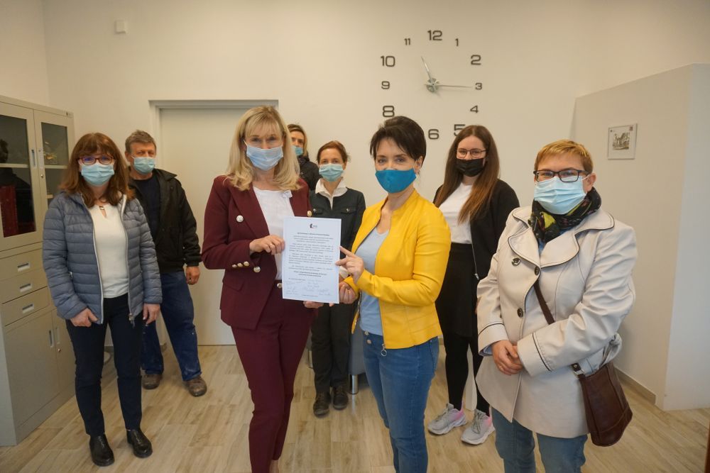 Prezydent Anna Hetman, uczniowie i nauczyciele Zespołu Szkół nr 2