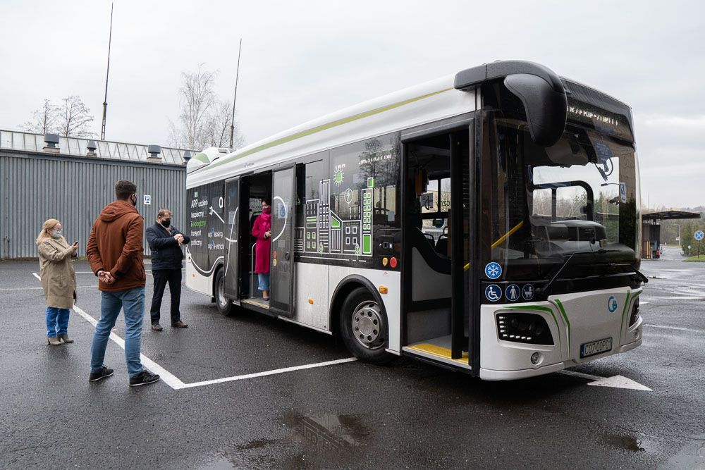Przedstawia autobus przed siedzibą MZK.
