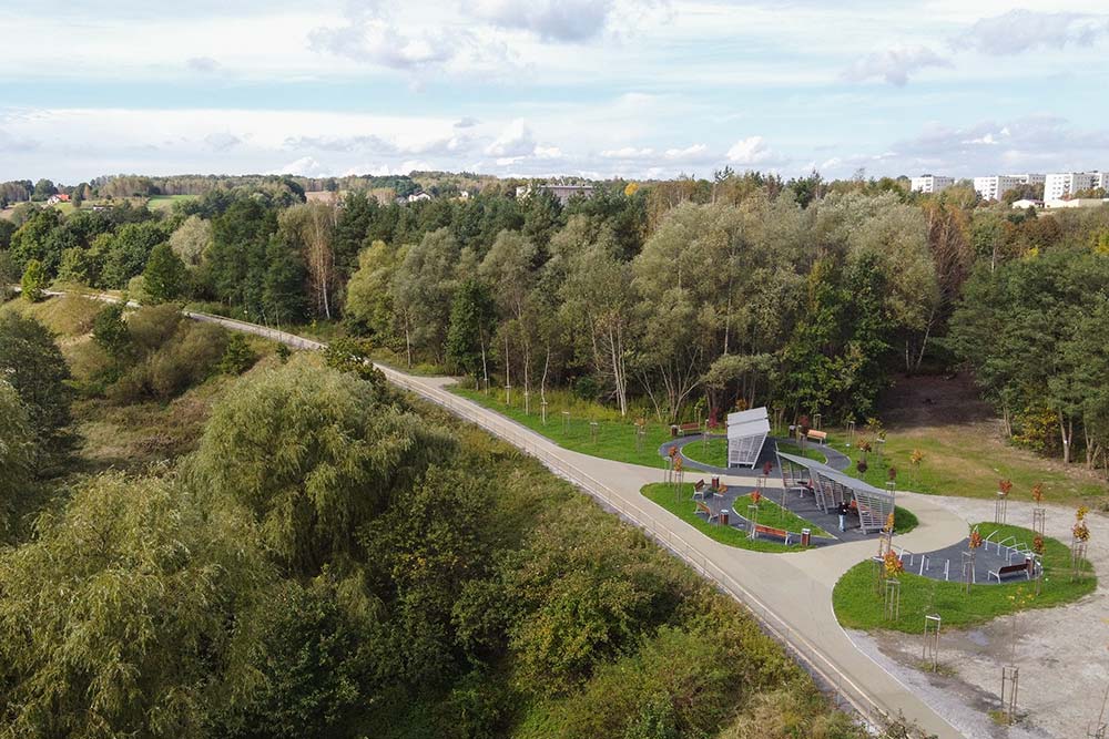 Przedstawia punkt odpoczynkowy Żelaznego Szlaku Rowerowego z lotu ptaka.