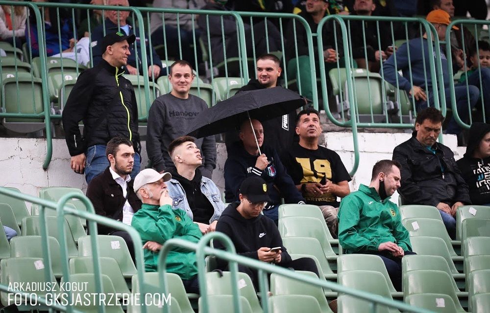 Kibice piłki nożnej na trybunie stadionu podczas meczu GKS Jastrzębie.