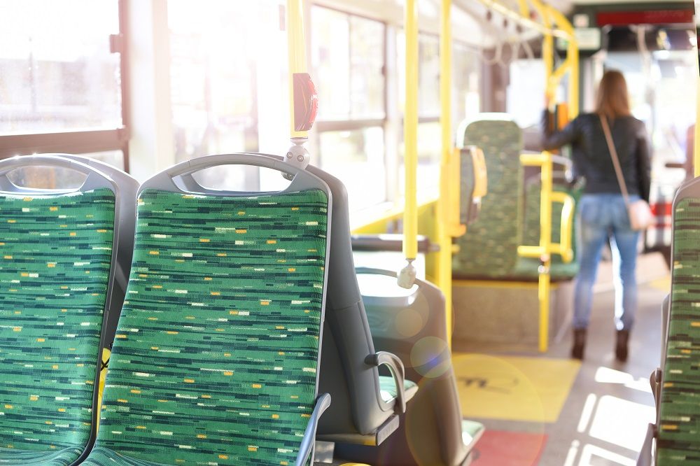 wnętrze autobusu MZK i stojąca pasażerka