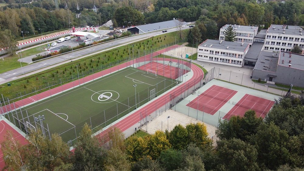 Budynek Pierwszego Liceum Ogólnokształcącego i jego boisko z lotu ptaka