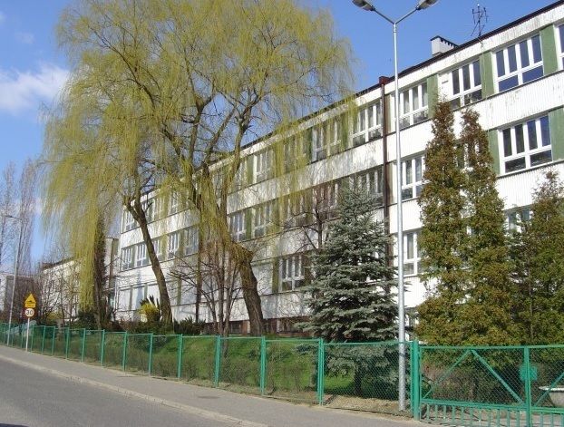 Frontowa elewacja Zespołu Szkół nr 6