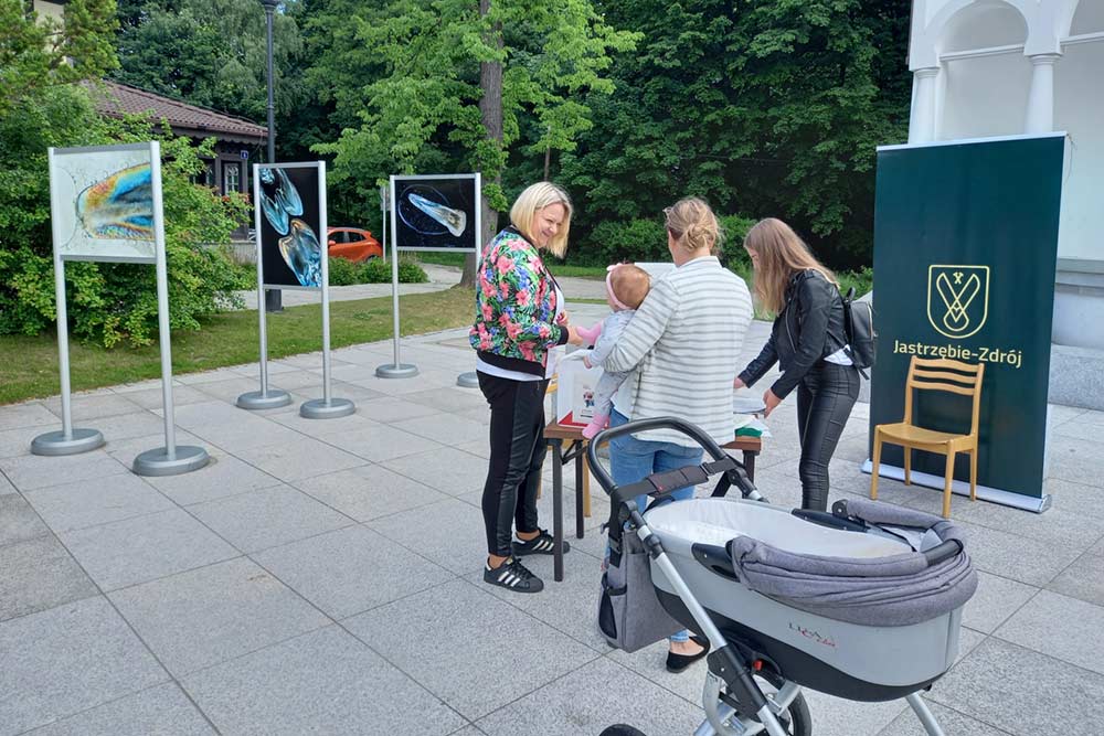 Przedstawia osobę oddającą głos w punkcie w Parku Zdrojowym.