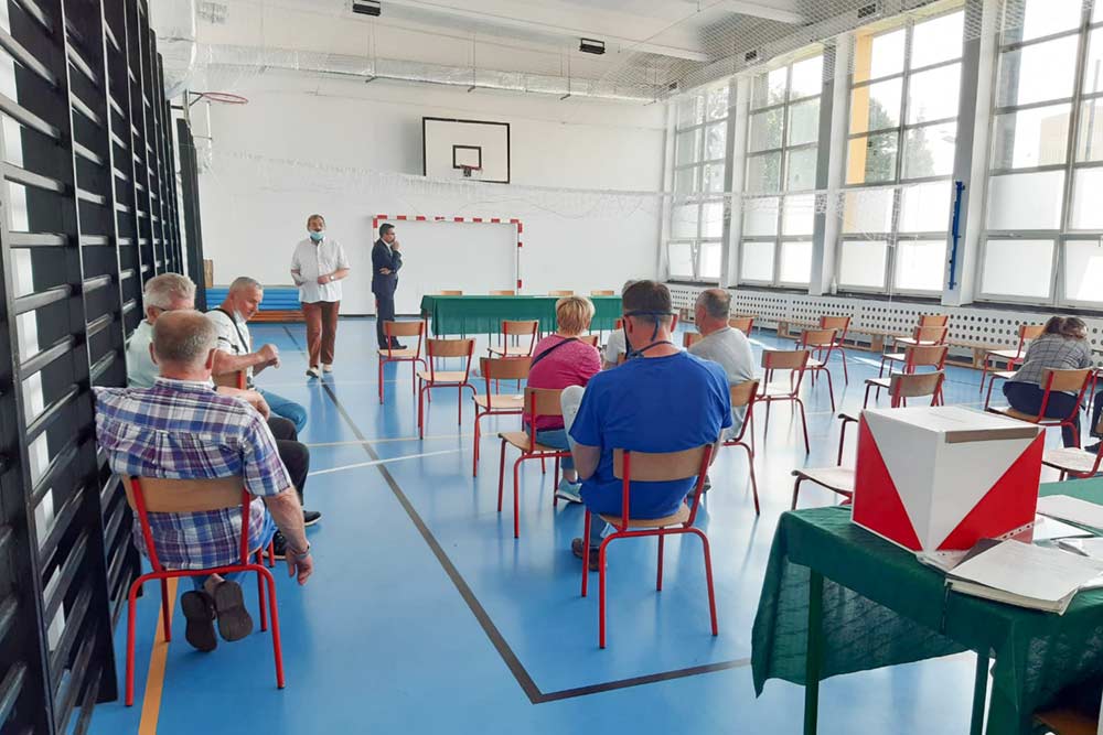 Sala gimnastyczna szkoły, w której odbyło się zebranie. Widać m.in. urnę do głosowania.