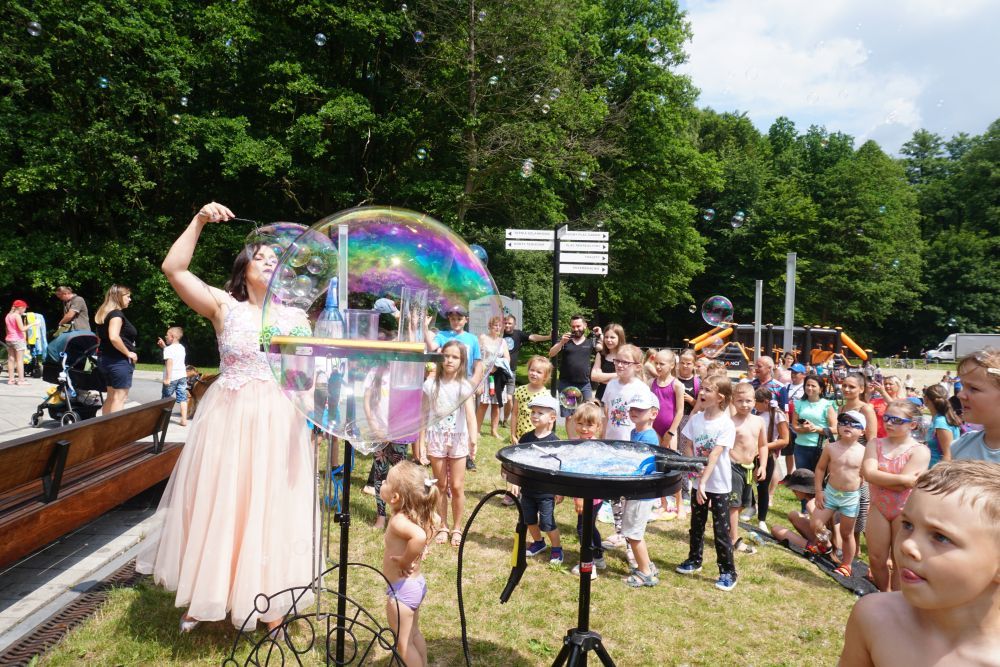 Pokaz baniek mydlanych, na pierwszym planie gigantyczna bańka, w tle tłum ludzi