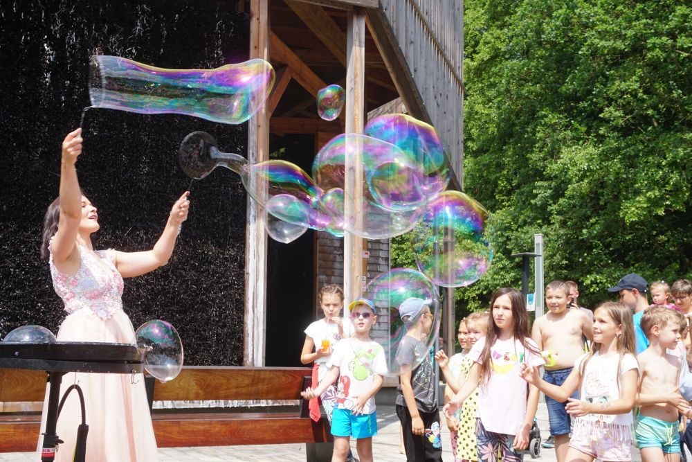 Zdjecie z ubiegłorocznej edycji Festiwalu Górnej Odry - pokaz gigantycznych baniek mydlanych