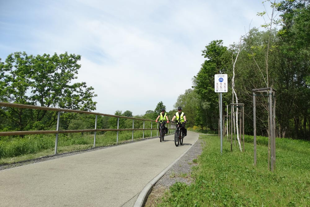 Zdjęcie przedstawia strażniczkę i strażnika na rowerach.