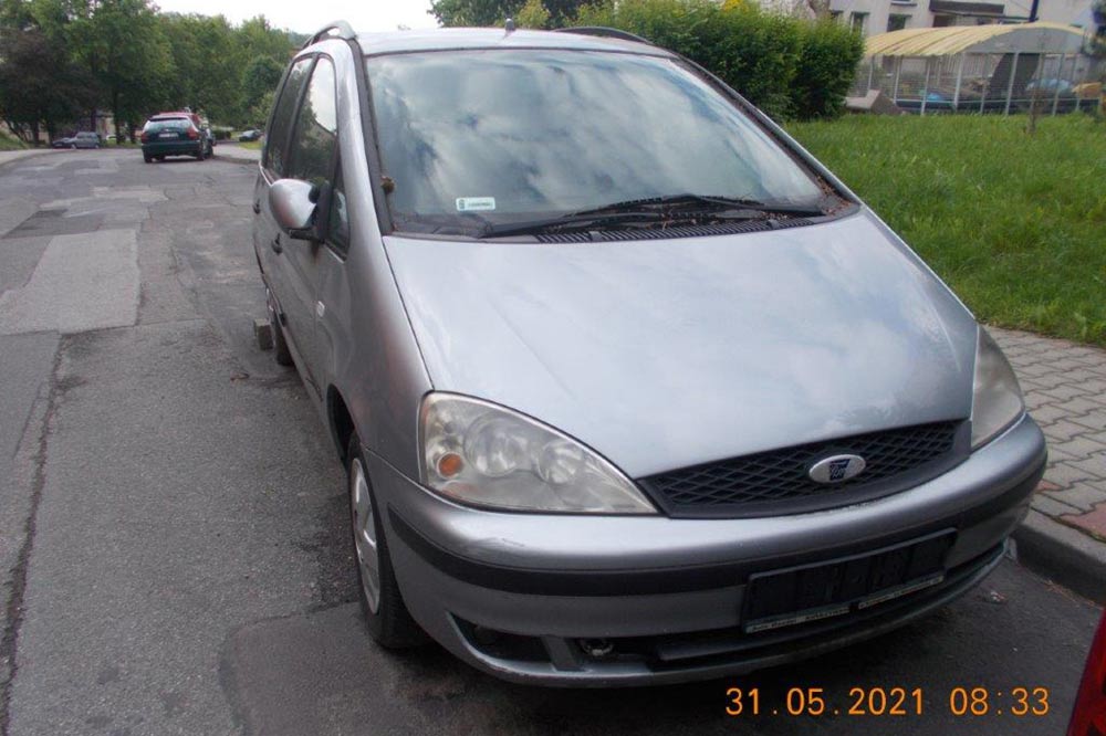 Zdjęcie przedstawia srebrnego Forda.