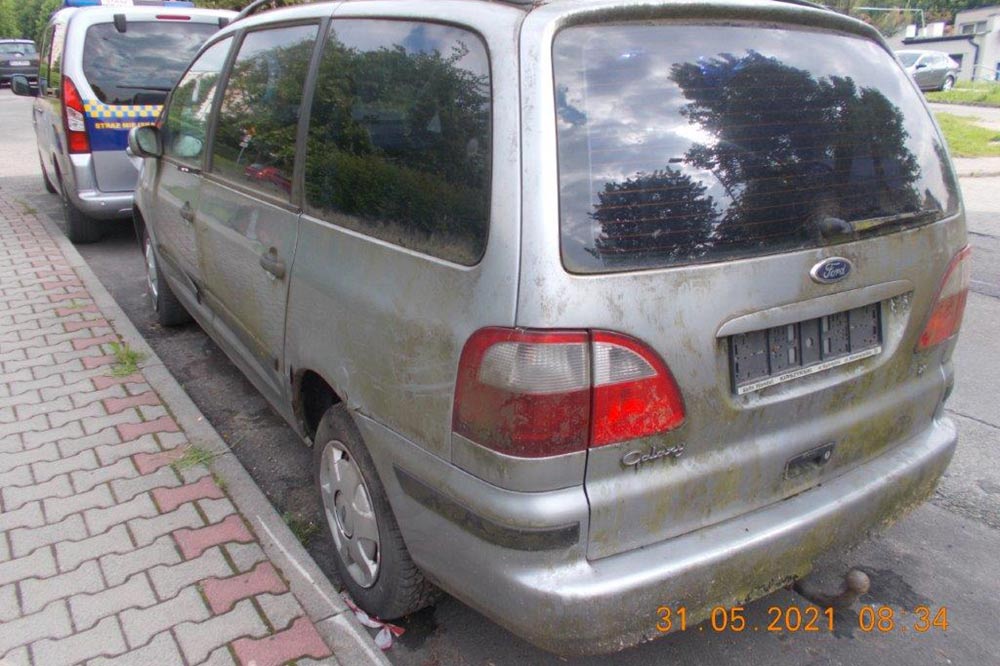 Zdjęcie przedstawia wrak Forda - widok z tyłu.