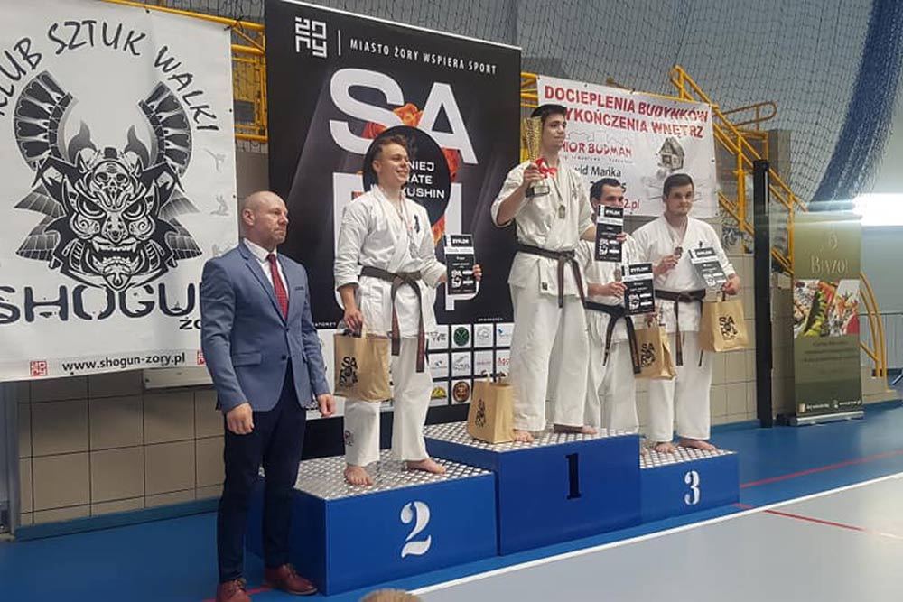 Zdjęcie zawodników na podium.