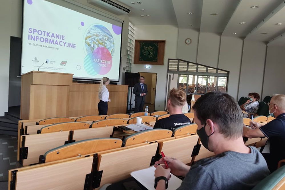 Zdjęcie przedstawia spotkanie w sali Rady Miasta.