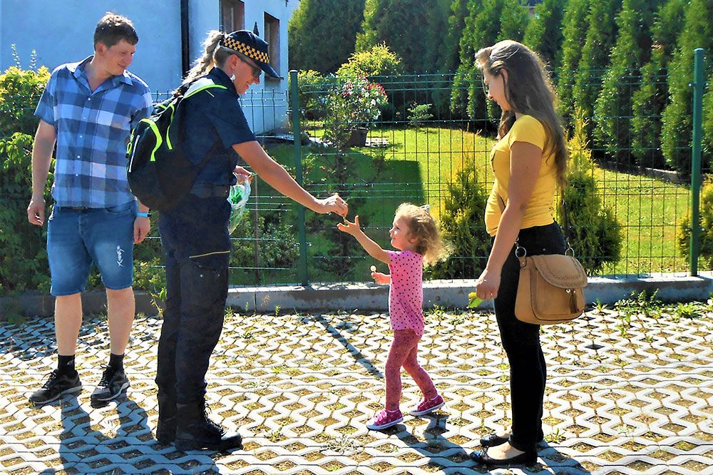 Strażniczka rozdaje odblaski.