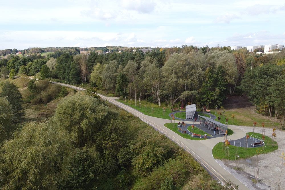 Punkt odpoczynkowy przy Żelaznym Szlaku Rowerowym - zdjęcie z drona.