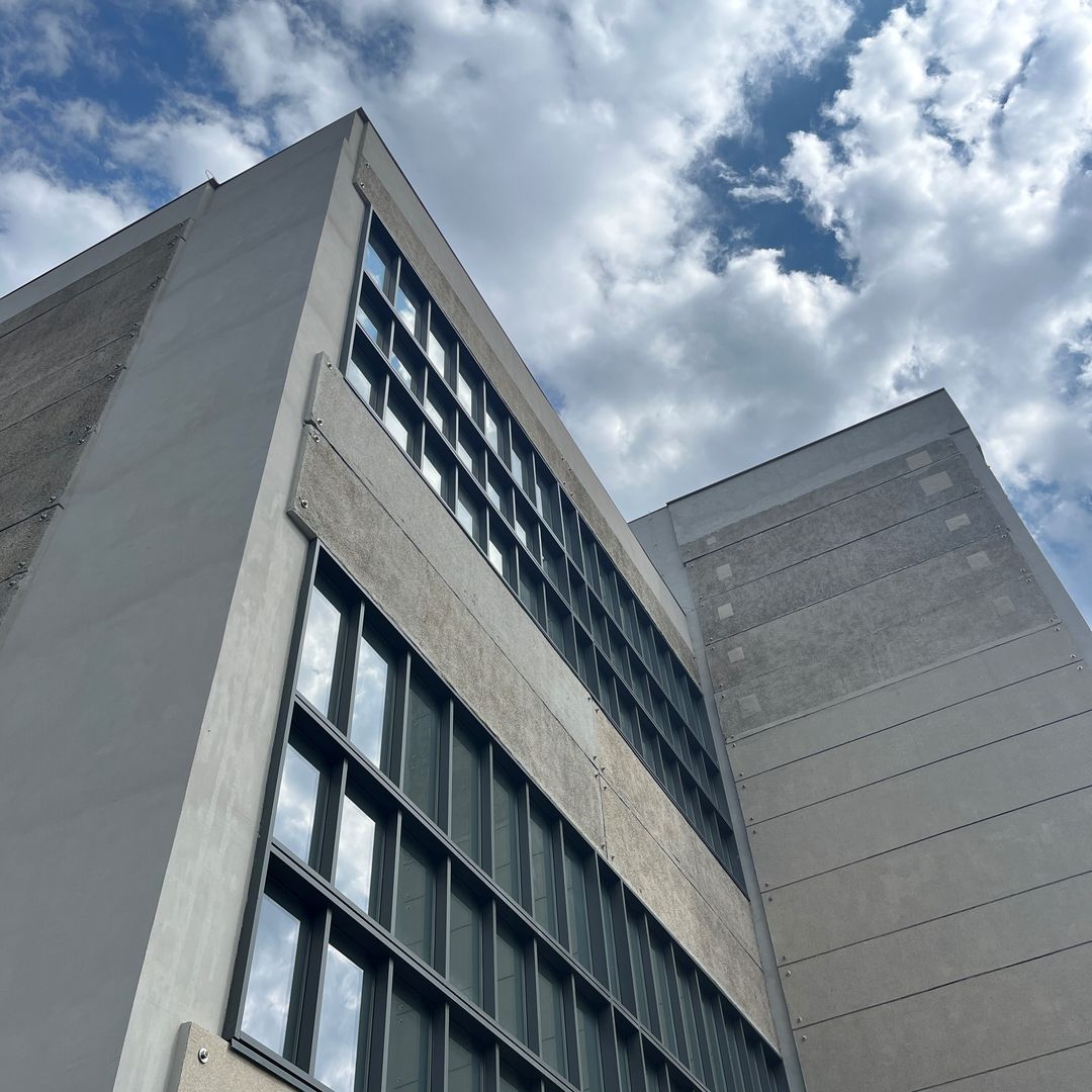 Zdjęcie przedstawia budynek Łaźni Moszczenica. 