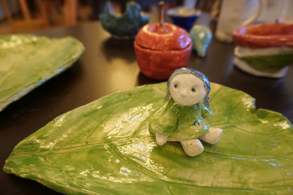 Ceramiczna rzeźba z Calineczką