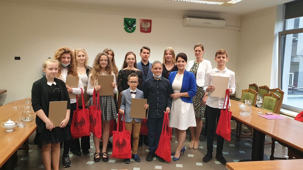 Prezydent Anna Hetman z otoczeniu uczniów Państwowej Szkoły Muzycznej