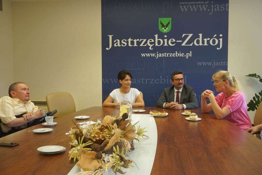 Wręczenie dyplomu: Marek Plura, laureatka tytułu, prezydent Anna Hetman i zastępca prezydenta, Robert Cichowicz