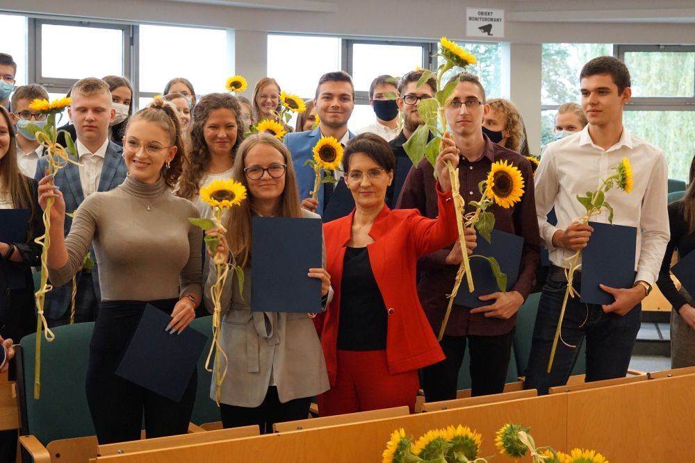 Zdjęcie grupowe jastrzębskich stypendystów z prezydent miasta, Anną Hetman