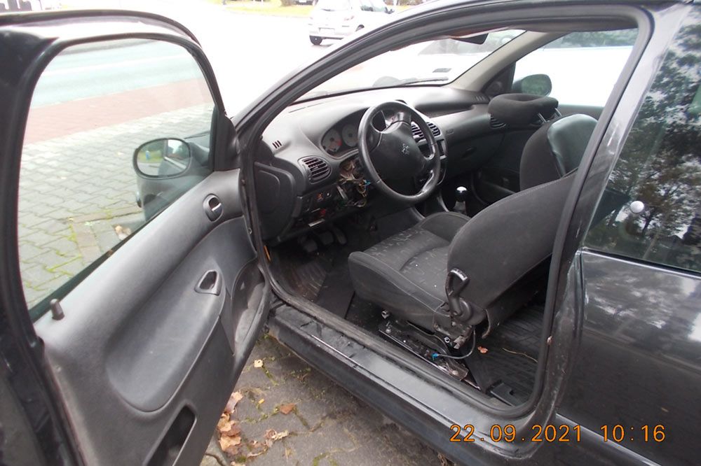 Zdjęcie przedstawia wnętrze pojazdu.