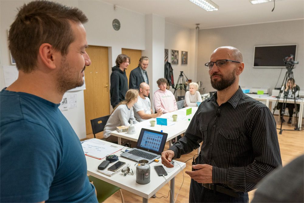 Wykładowca tłumaczy zagadnienia podczas zajęć.