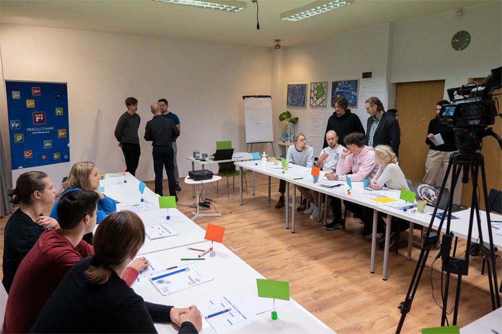 Sala wykładowa i zajęcia w grupach.