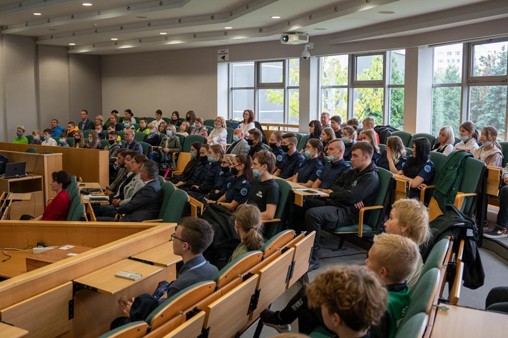 Sala Rady Miasta - młodzież siedzi i słucha prelekcji.