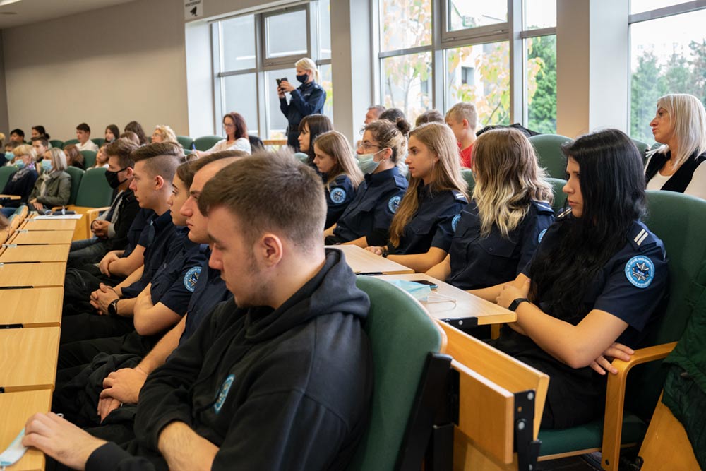 Sala Rady Miasta - młodzież siedzi i słucha prelekcji.