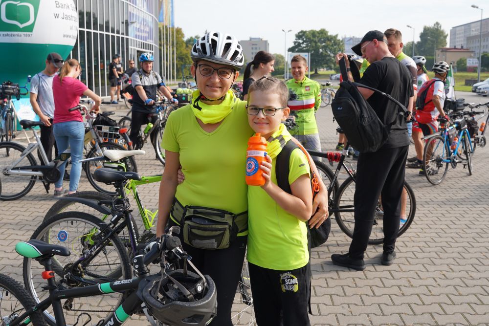 Dwoje rowerzystów przed halą widowiskowo-sportową