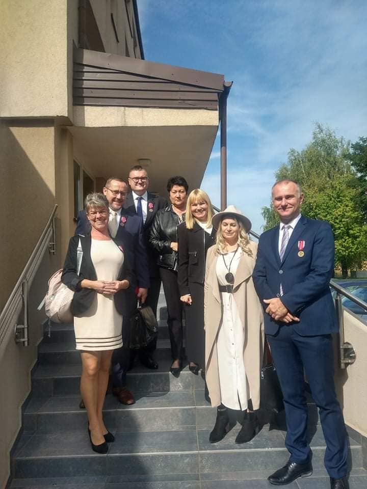 Grupa nauczycieli na schodach