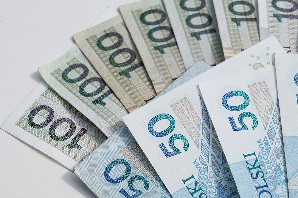 Zdjęcie kilku banknotów 100 i 50 złotych.