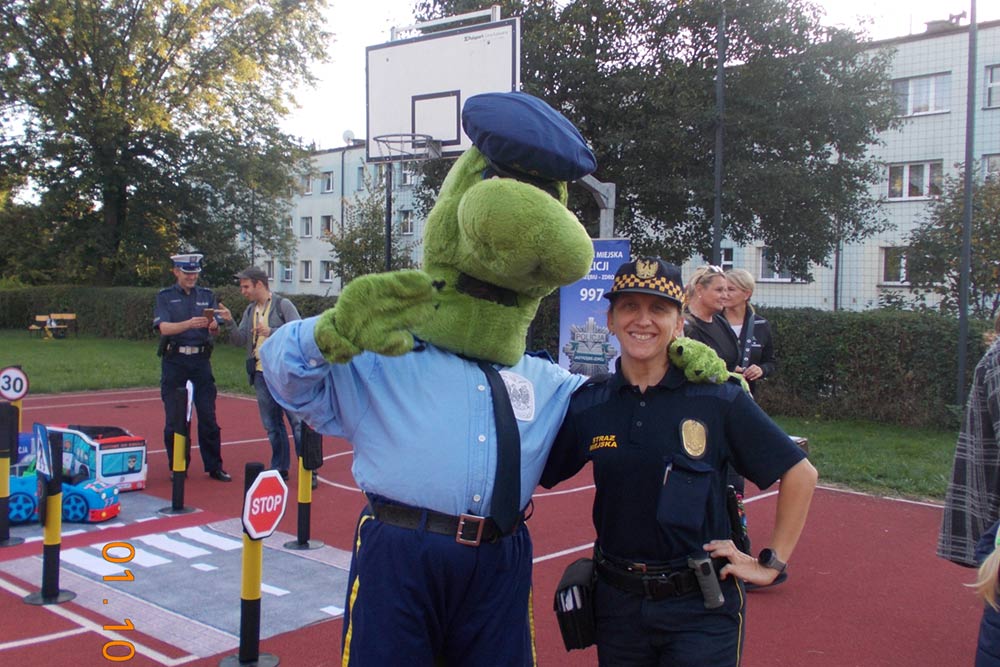 Strażniczka i strażnik przebrany za Smokusia.