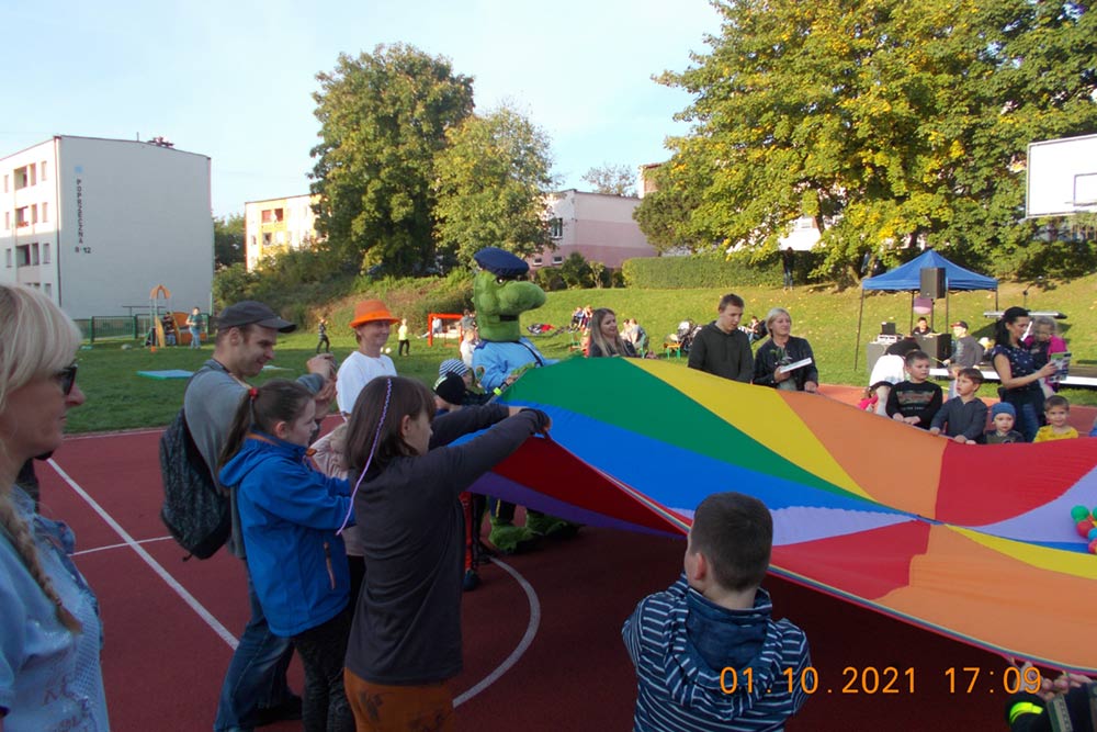 Zabawa z chustą animacyjną.