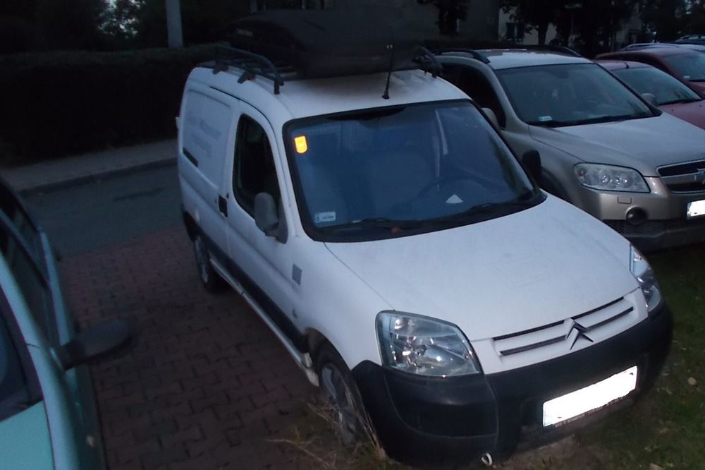 Zdjęcie białego pojazdu marki Citroen.