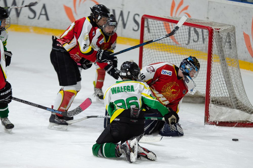 Zdjęcie z meczu inauguracyjnego. Wałęga pod bramką gości.