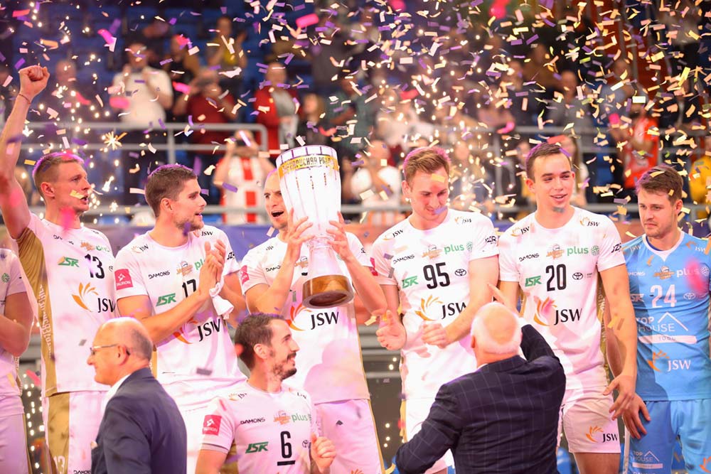 Jastrzębski Węgiel na podium - zawodnicy unoszą w górę puchar.