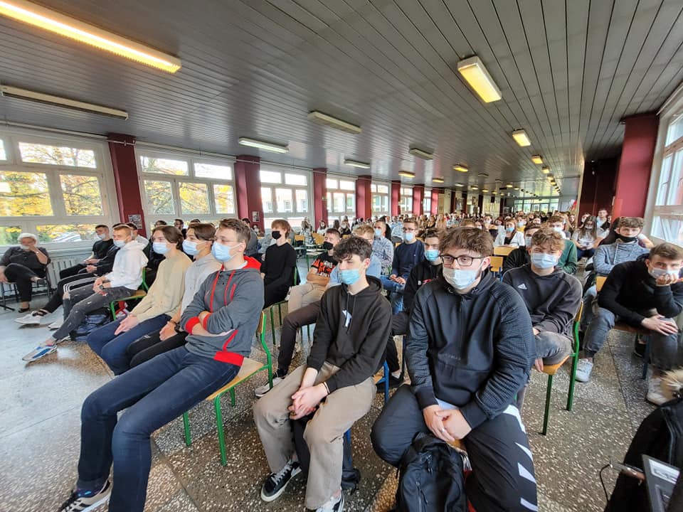 Uczniowie przysłuchują się rozmowie.