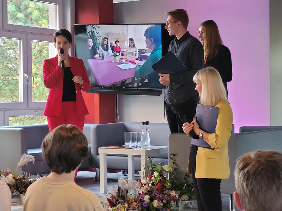 Anna Hetman rozmawia z uczniami.