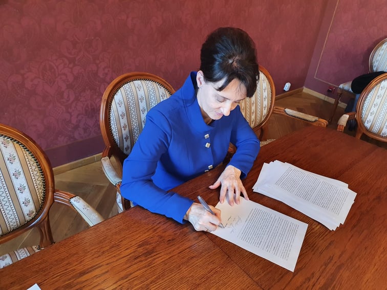 Anna Hetman podpisuje umowę z Krajowym Zasobem Nieruchomości.